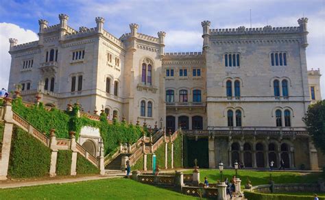 Le Castello di Miramare : Un Joyau Romantique Perché sur les Falaises d’un Paysage Dramatique!