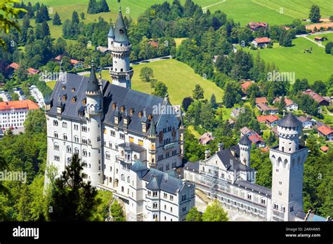 Le Château de Neuschwanstein: Un conte de fées bavarois majestueux et enchanteur!