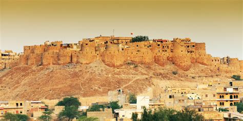 Le Fort de Jaisalmer! Une forteresse majestueuse qui défie le temps et les sables du désert.