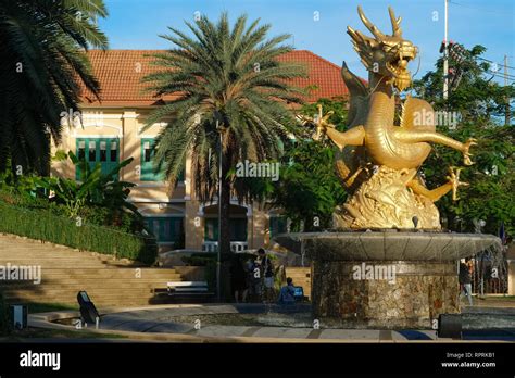  Le Monument de la Reine Sirikit: Un Oasis Désertique aux Yeux Bleus en Zuy!