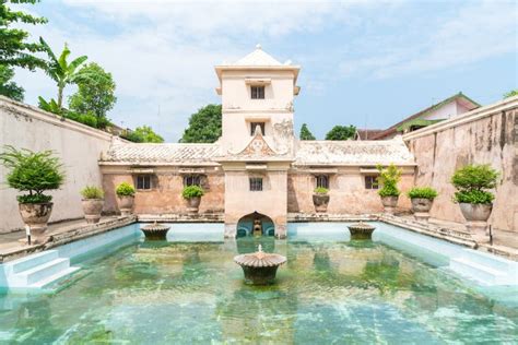 Le Taman Sari: Une Cité Aquatique Mystérieuse et Romantique à Yogyakarta!