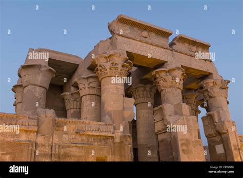 Le Temple de Kom Ombo: Un sanctuaire doublement sacré dédié aux dieux Sobek et Horus!