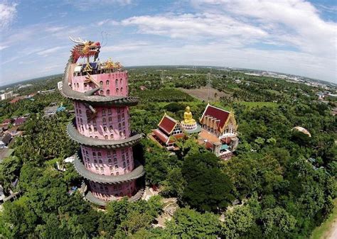  Le Temple du Dragon Volant : Une Oasis Spirituelle et un Chef-d'œuvre Architectural !