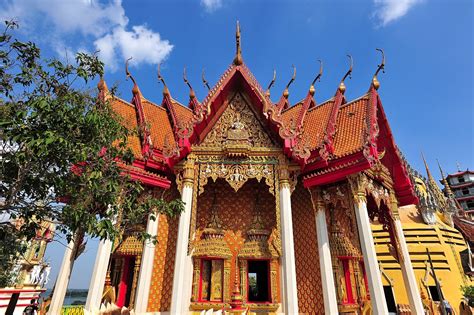 Le Wat Khao Tham - Un Temple Intégré à la Roche, Offrant une Vue Imprenable sur les Plaines!