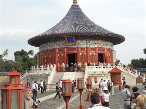 Le Temple de la Paix Céleste: Une Oasis Spirituelle à Yinchuan !