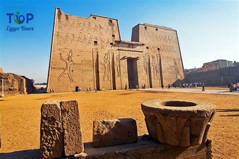 Le Temple de Horus à Edfou: Un joyau caché dans le sable du temps!