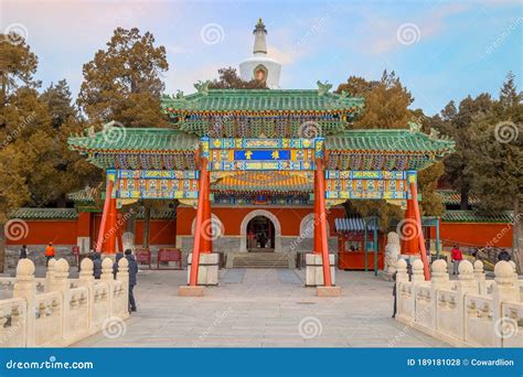 Le Temple de la Reine Céleste: Un Oasis de Paix au Coeur Vibrant de Beihai!